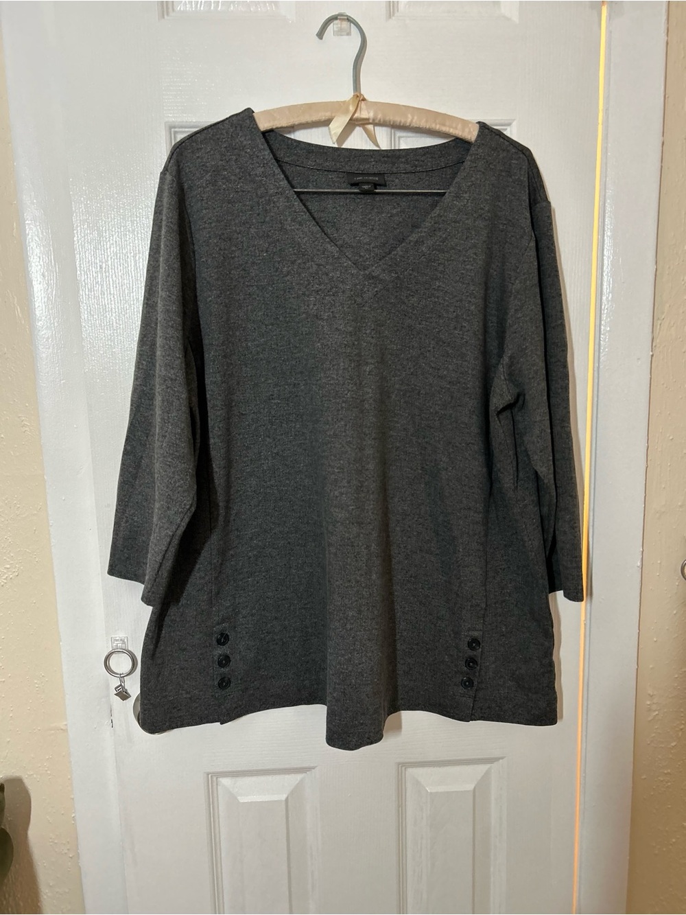 J. Jill Gray Knit Tunic Top Women’s V-Neck 3/4 Sleeve Button Hem Stretch Casual - Picture 2 of 14